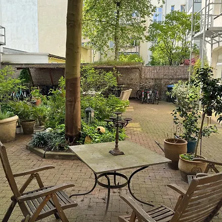 Urbane Oase In Hinterhofresidenz Düsseldorf