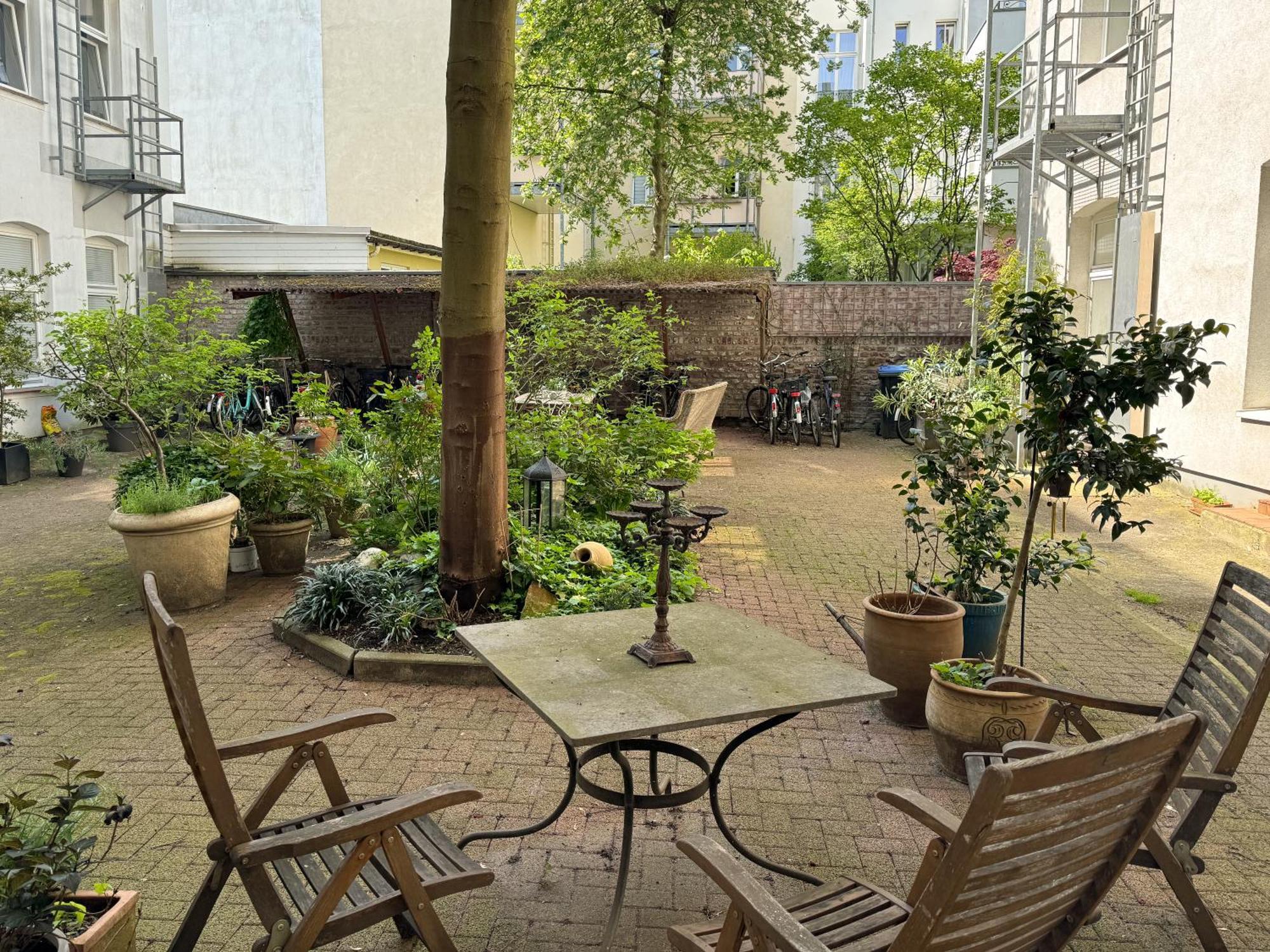 Urbane Oase In Hinterhofresidenz Düsseldorf
